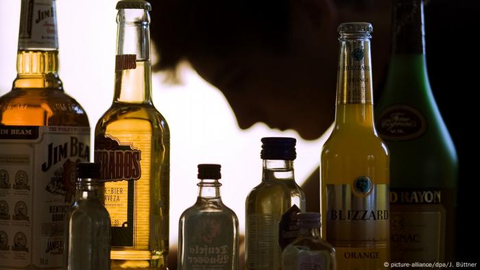 Bottles of high percentage alcoholic drinks (picture-alliance/dpa/J. Büttner)