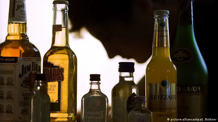 Bottles of high percentage alcoholic drinks (picture-alliance/dpa/J. Büttner)