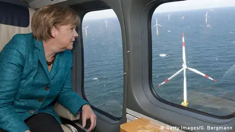 Merkel besucht den Windpark Baltic 1 (02.05.2011) Foto: Guido Bergmann (AFP)