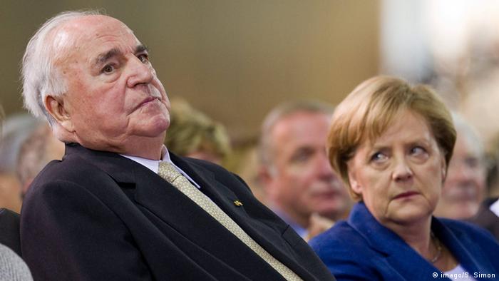 Хелмут Кол открива отрано политическите способности на Меркел и ѝ осигурява политически протекции. Самият той я нарича моето момиче. Разривът настъпва покрай скандала с черните партийни каси в ХДС и след като Меркел обвинява Кол, че по този начин той е навредил на партията. До последно той не може да ѝ прости тази измяна и изрично настоява Меркел да не е сред ораторите на неговото погребение.