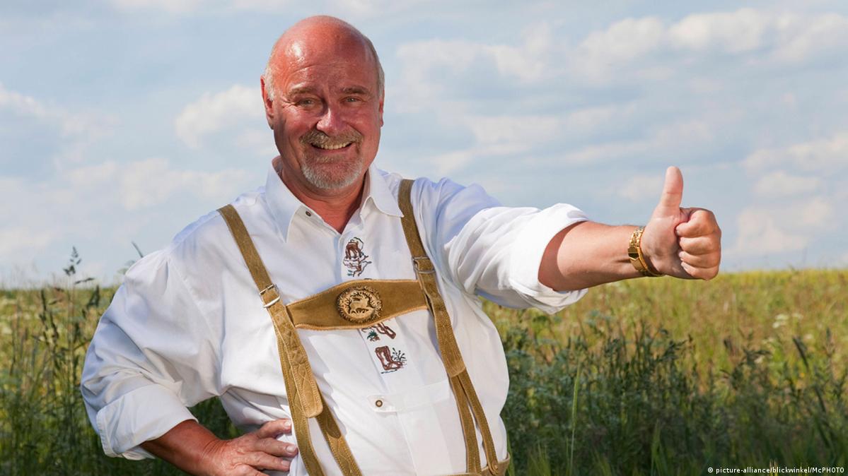 немецкий солдат улыбается. адольф улыбается. адольф улыбается. оберфельдфебель люфтваффе. адольф гитлер ухмылка.