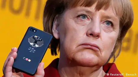 Angela Merkel mit einem abhörsicheren Smartphone (05.03.2013) - Foto: Fabrizio Bensch (Reuters)