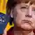 Angela Merkel mit BlackBerry Z10 Smartphone