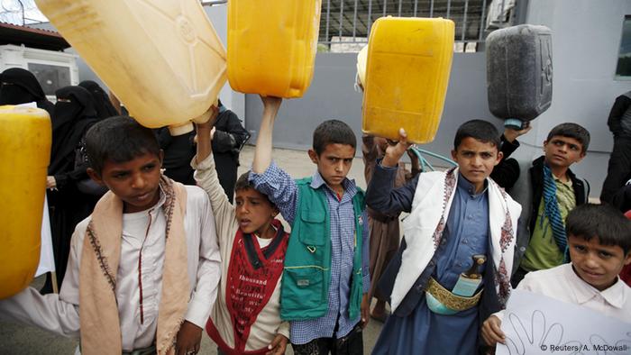 Jemen Kinder tragen Wasser