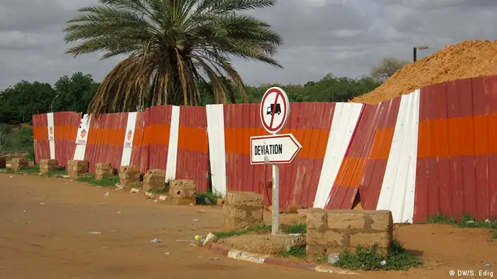 Straßensperrung in Niamey, Niger (Foto: DW Akademie/Sandra van Edig).