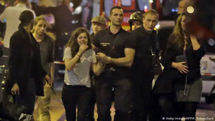 После теракта спасатели эвакуируют посетителей парижского концертного зала Батаклан
