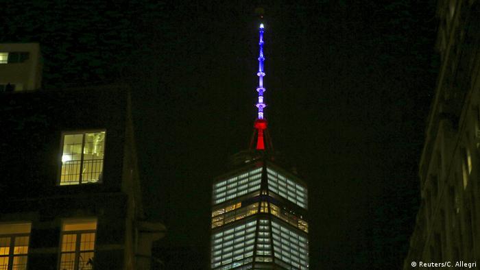 New York One World Trade Center запалав кольорами французького прапора