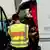 Ein Polizist kontrolliert die Papiere eines Fahrers eines Transporters. (Foto: picture-alliance/dpa/S. Hoppe)