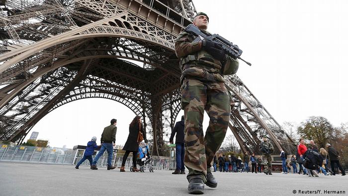 Frankreich Polizei vor dem Eiffelturm