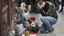 14.11.2015 A man pays his respect outside the Le Carillon restaurant the morning after a series of deadly attacks in Paris , November 14, 2015. Copyright: Reuters/Ch. Hartman