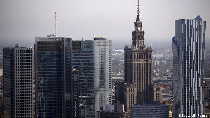 Декомунізація в Польщі - сталінський Палац культури у Варшаві оточили хмарочосами