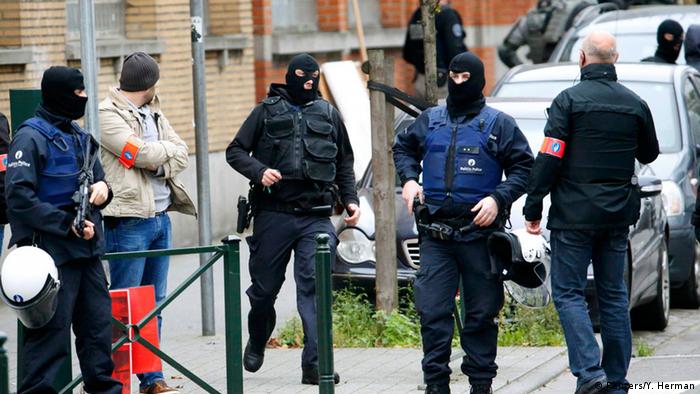 Vermummte Spezial-Einsatzkräfte bei einer Razzia im Brüssel Stadtteil Molenbeek (Foto: REUTERS)