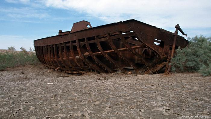 El mar de Aral está en la frontera entre Kasajistán y Uzbekistán, y es un símbolo de una política agrícola equivocada que condujo a la desertificación. Antes, el mar de Aral era el cuarto mar interno más grande del mundo, pero desde los tiempos soviéticos se extrajo, usando métodos obsoletos, un 80 por ciento del agua para regar campos de algodón. Así desaparecieron 30 especies de peces.
