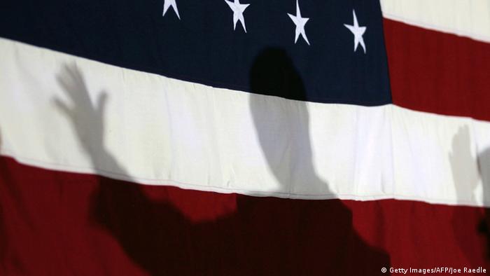 Symbolbild - Schatten auf der US Fahne (Getty Images/AFP/Joe Raedle)