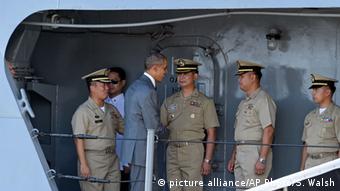 US-Präsident Obama auf der philippinischen Fregatte. (Foto: AP)