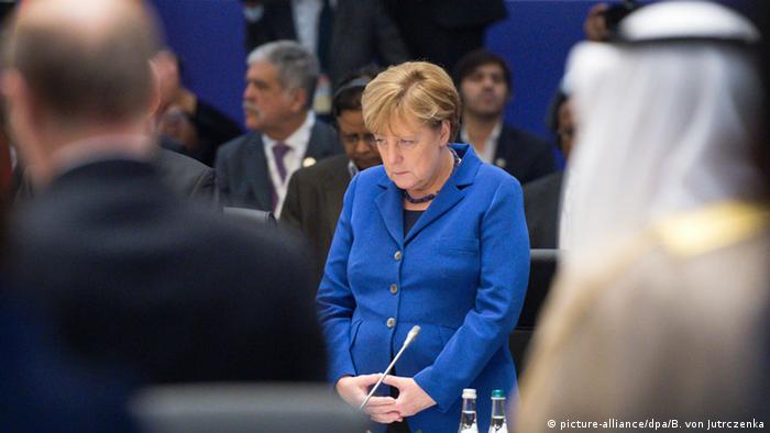 Angela Merkel bei Schweigeminute auf dem G20-Gipfel in Belek bei Antalya (15.11.2015) - Foto: Bernd von Jutrczenka (dpa)