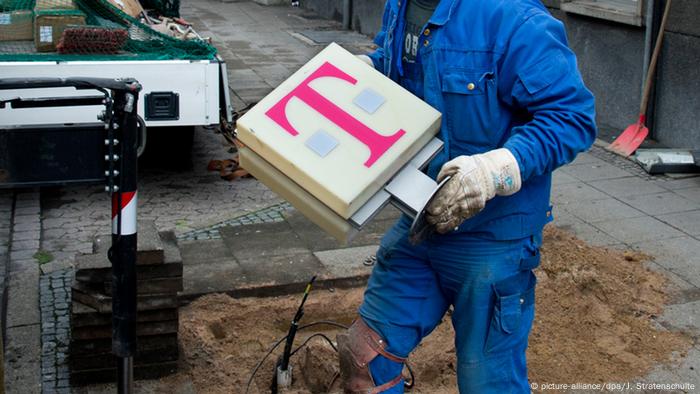 Deutschland Deutsche Telekom Telefonzelle Arbeiter in Hannover