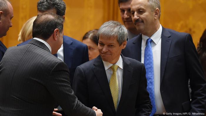 Dacian Ciolos (M) nimmt Glückwünsche von Abgeordneten entgegen (Foto: Getty)