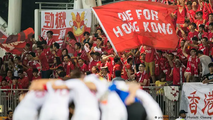 Hong Kong vs China Fußballspiel Fans