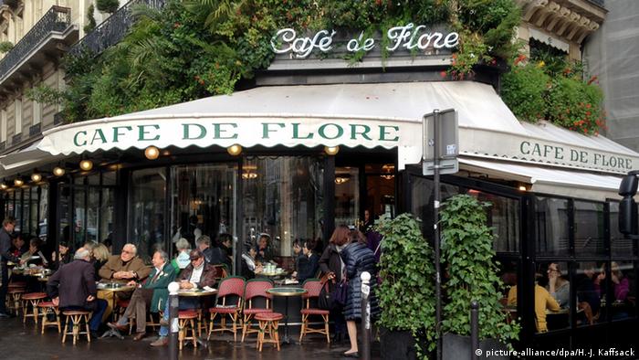 Frankreich Paris Gäste in einem Café