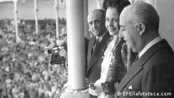 Franco mit Eva Duarte de Perón beim Stierkampf in Madrid