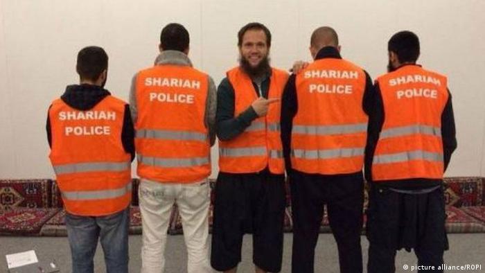 Příslušníci takzvané „šaríjské policie“ v oranžových vestách
