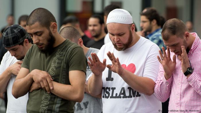 Deutschland Salafisten in Frankfurt/Main (Foto: Boris Roessler/dpa)