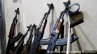 Waffen Gewehre Maschinengewehre Kämpfer Syrien Symbolbild