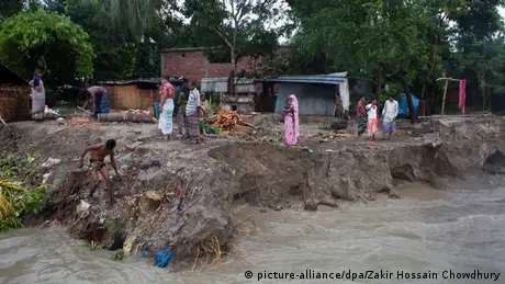 Klimawandel Flusserosion in Bangladesch (picture-alliance/dpa/Zakir Hossain Chowdhury)