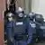 Französische Polizisten auf der Suche nach Terrorverdächtigen (Archivbild: Kyodo)