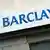 Barclays Logo Schriftzug Gebäude Außenansicht Bank Großbritannien