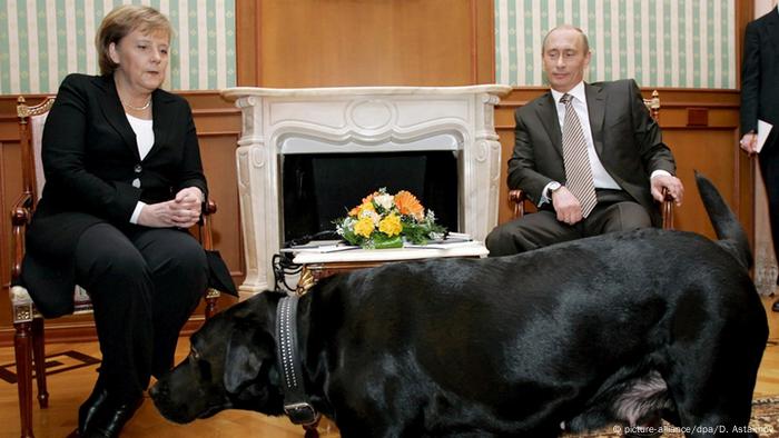 Angela Merkel, Wladimir Putin und Hündin Koni in Sotschi (21.01.2007) - Foto: Dmitry Astakhov (Presidential Press Service)