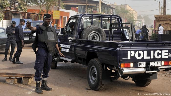 Polizeibeamte vor einem Jeep mit dem Schriftzug Police in Bamako.