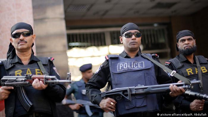 Bangladesch - Polizisten vor dem Dhaka Gefängnis