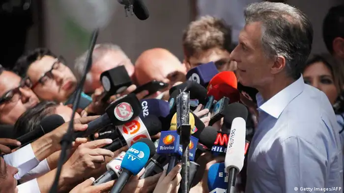 Argentinien: Präsidentschaftskandidat Macri von der Presse belagert