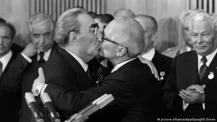 Erich Honecker and Leonid Brezhnev kiss (Copyright: Sven Simon)