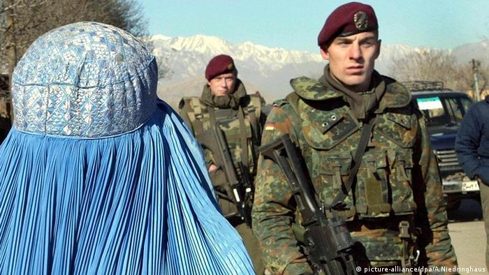 Afghanistan Kabul Bundeswehr Soldat Frau in Burk a