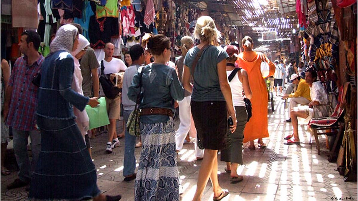 Национальная джеллаба марокко. Национальная одежда марокко джеллаба. Марокканский стиль в одежде женщины. Как одеваться в марокко. Национальная одежда марокко джеллаба.