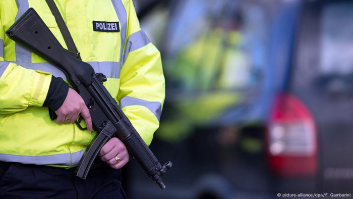 Polizist mit Maschinenpistole (Foto: picture-alliance/dpa/F. Gambarini