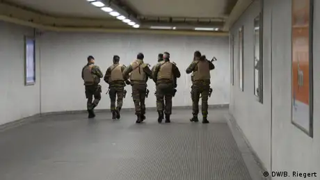 Belgien Brüssel U-Bahn Soldaten 
