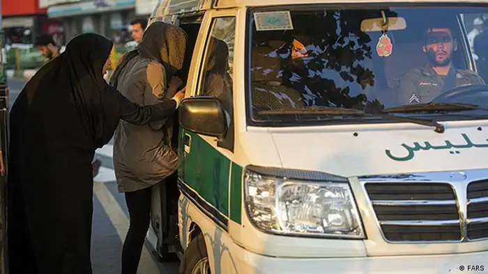 Iran Sittenpolizei Kleidervorschriften bei Frauen (FARS)