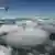 Крыло самолета над облаками