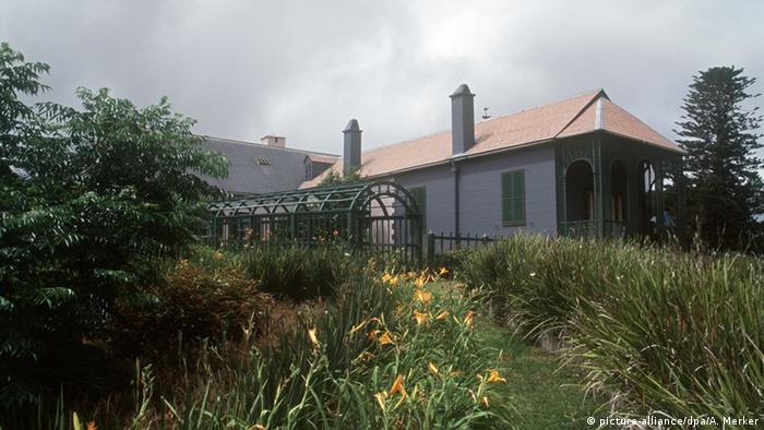La Casa Longwood, donde vivió Napoleón Bonaparte después de su exilio por los británicos en 1815, cerca de Jamestown, la capital de la isla británica de Santa Elena, en el sur del Océano Atlántico. (Foto tomada en enero de 2002.)