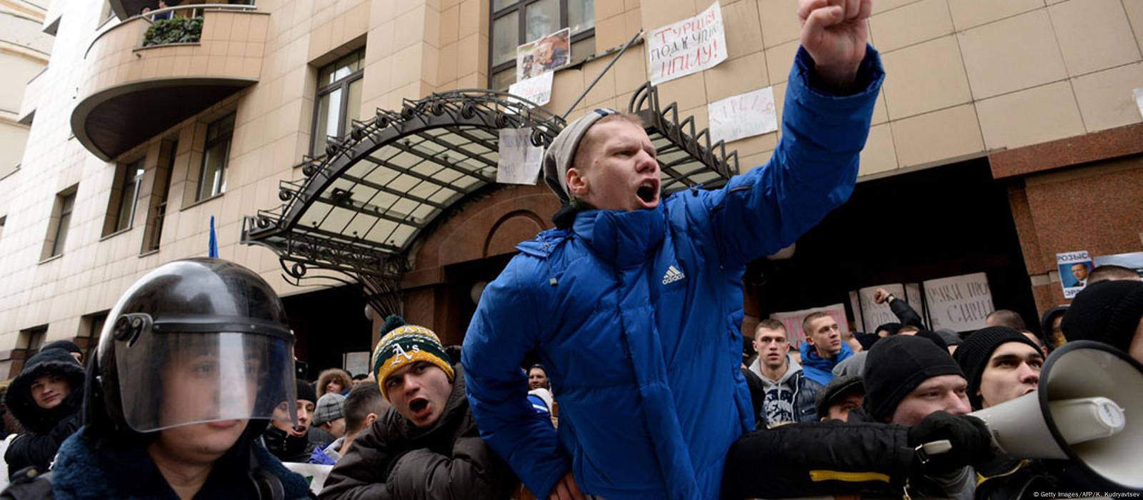 В Москве демонстранты напали на посольство Турции – DW – 25.11.2015