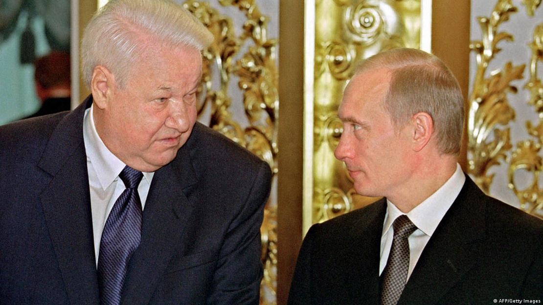 Putin com seu antecessor, Boris Yeltsin, em 2001.
