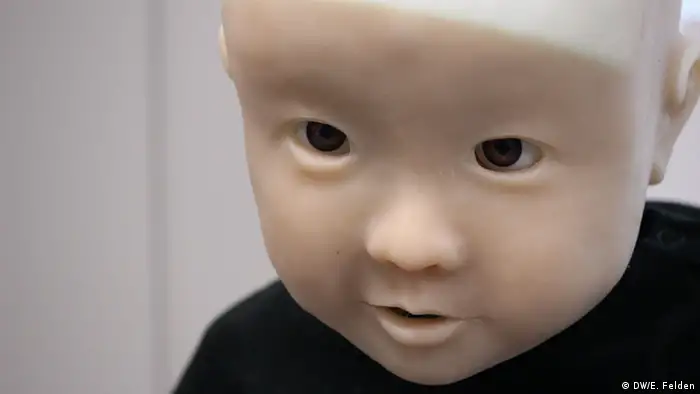 Japan Universität Osaka Roboter-Baby Affetto (DW/E. Felden)