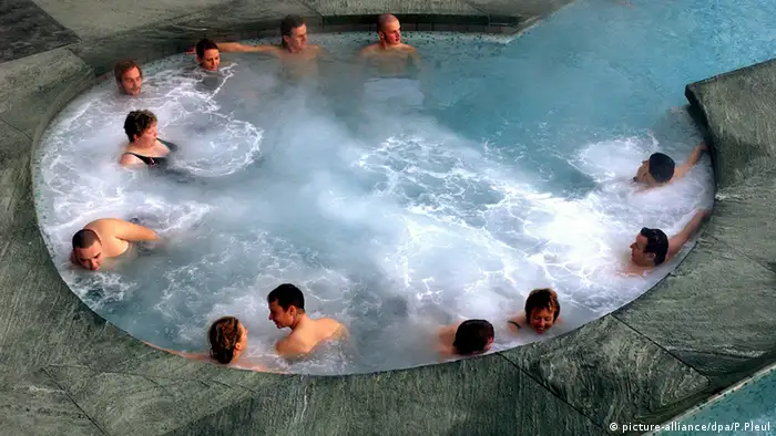 A group of people in a spa (picture-alliance/dpa/P.Pleul)