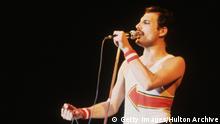 Bildergalerie Prominente HIV-infizierte Bildunterschrift:29th May 1982: Freddie Mercury (1946 - 1991), lead singer of 70s hard rock quartet Queen, in concert at Leeds Football Club. (Photo by Hulton Archive/Getty Images) Copyright: Getty Images/Hulton Archive