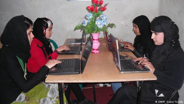 Afghanistan Frauenzentrum Kunduz Radio Studium (DW/M. Saber Yosofy)