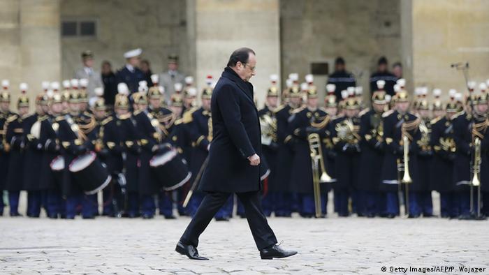 Francois Hollande bei einer Trauerfeier nach den Anschlägen von Paris (Foto: PHILIPPE WOJAZER/AFP/Getty Images)